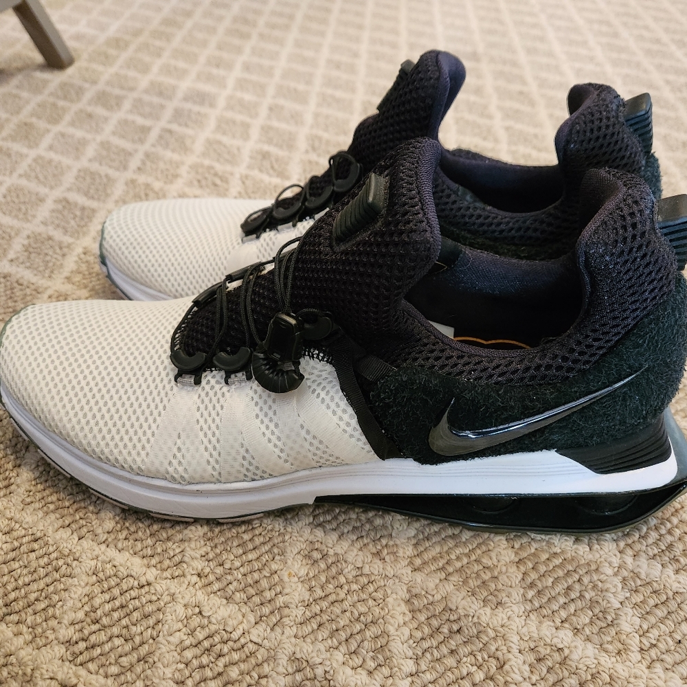 Black and white Nike shocks gravity